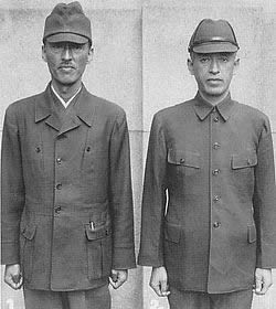 写真：国民服姿の男性